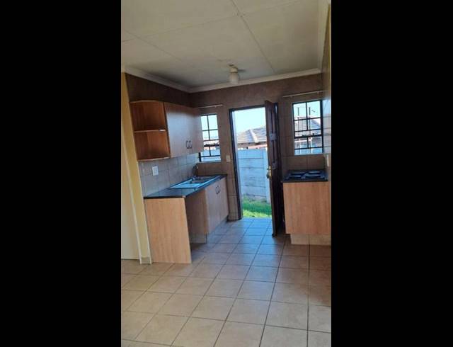 3 BEDROOM TOWNHOUSE FOR SALE IN THATCH HILL ESTATE